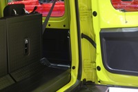 こちらは3ドア車の荷室。バッグ類を縦置きする程度の奥行きしかないため。4人乗車でキャンプ道具もさまざま積んで……という使い方は難しい。