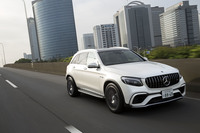 ノーマルの「GLC」のエアサスをベースにチューニングした「AMGスポーツサスペンション」が標準装備されており、走行状況に応じてダンピングレートが自動的に変更される。