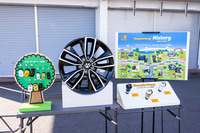 登場から20周年を迎えたホンダアクセスの愛犬用アクセサリー「Honda Dog」シリーズ。今回は人気アイテムの肉球デザインキーカバーやシフトノブ、ホイールのセンターキャップが展示されていた。