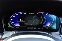 メーターパネルは、基本デザインこそ「BMW 3シリーズ」と共通であるものの、アルピナ独自のカラーリングとされている。