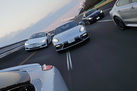 4ドアながら、ありきたりのセダンではない、個性的なスタイルの新型「ポルシェ・パナメーラ」(写真中央)。集まったライバルも、クセのありそうな猛者ばかりだ。(photo:北畠主税)