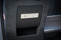 今日でもハンドビルドでクルマを作り続けているロータス。ダッシュボードの左端には、このクルマの組み立てを行った工員の名前が入ったプレートが貼られていた。