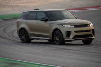 最高出力635PSを誇る「レンジローバー・スポーツSV」。その気になればテールスライドもお手の物だ。