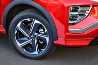 プラグインハイブリッドモデルは全グレードで18インチタイヤを履く。ホイールデザインもプラグインハイブリッド専用だ。