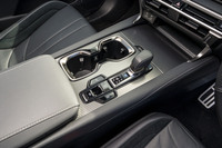 パーキングブレーキスイッチの左側には滑りやすい路面等で役立つ「トレイル」モードボタンを装備する。