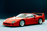 歴代スペチアーレのなかでも伝説的な一台となっている「F40」。レースカーさながらのボディーに2.9リッターV8ツインターボエンジンを搭載。エンツォ・フェラーリが世に送り出した最後のモデルとなった。