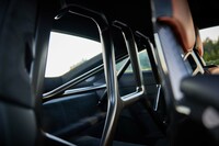 後席は軽量化のために省かれる。オプションとして、写真のようにロールケージを組み込むことができる。