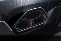 “3本出し”の新しいエキゾーストシステム。従来型より20%の軽量化を果たしている。