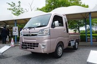 試乗会場に展示されていた、オシャレなオプションパーツを数多く装着した「ハイゼット トラック ジャンボ“SAIII t”」。写真ではレッドのダイハツエンブレムやメッキドアミラーカバー、アルミホイールなどのオプションが確認できる。