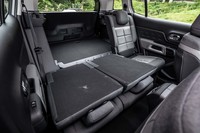 後席背もたれは、40:20:40の分割可倒式。5人乗車時の荷室容量は580リッターで、シートを一番前にスライドさせると670リッターに。背もたれをすべて倒すと1630リッターにまで容量を拡大できる。