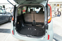 荷室は開口部の高さがアップ。自転車など大きな荷物の積み下ろしがさらにしやすくなった。写真は7人乗り仕様車の3列目シートを格納した状態。