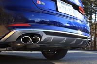 フロントグリルと同じマットグレー仕上げのリアディフューザーと、4本出しのマフラーエンドが「S」モデルの証し。