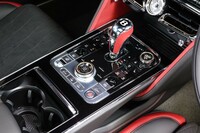 センターコンソールには、走行モードやパーキングブレーキ、空調など多くのスイッチが幾何学的に並べられている。