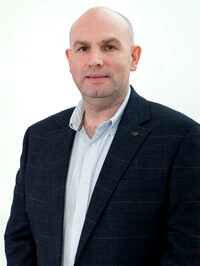 「W1」のワークショップでパワートレインの概要を説明したマクラーレンのビークルラインディレクター、アレックス・ギブソン氏。