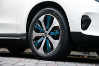 タイヤサイズは前が235/50R20、後ろが255/45R20。試乗車にはミシュランのSUV用タイヤが装着されていた。