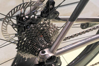 同じくパッソーニのグラベルバイクより、カンパニョーロが発表したばかりの13段変速機。露出した機構部分の美しさを愛(め)でられるのは、モーターサイクル同様、自動車にはない特権だと筆者は考える。