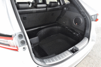 フロアパネルを外した状態の荷室。右側面に見えるのは、JBLプレミアムサウンドシステムのサブウーファー。