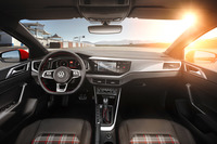 インストゥルメントパネルまわりでは、ガラス張りのセンタークラスターと、「ポロGTI」としてはこれが初採用という、フルデジタルのメータークラスターが目を引く。