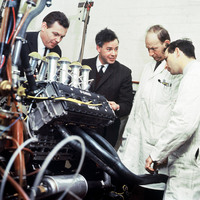 F1エンジンの名機「フォード・コスワースDFV」とその開発スタッフ。写真左から2人目がキース・ダックワース、3人目がマイク・コスティンというコスワースの創設者で、2人の姓から「コスワース」ブランドが生まれた。