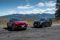 「トヨタRAV4 PHV」は「ブラックトーン」、「三菱アウトランダー」は「P」と、ともに最上級グレード同士を比べてみる。