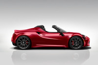 「4Cスパイダー 107th エディション」のサイドビュー。