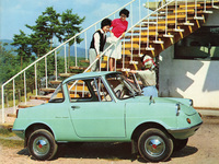 「マツダR360クーペ」。サイドウィンドウに三角窓が付くのは、1961年のマイナーチェンジ以降。当初はスライド式窓だった。