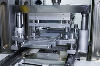 塗布したスラリーを乾燥させたら、組織を緻密にするためにプレス機で加圧。電極板の周囲をセルの大きさに切断する。