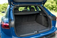 ラゲッジスペースの容量はVDA計測値で526リッター。これとは別に、フロントにも64リッター(欧州仕様参考値)のトランクが備わる。