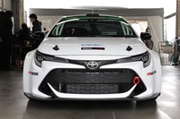 水素エンジンのレーシングカーがスーパー耐久の公式テストに出走の画像