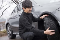 トレッドを触ってみると、ブロックの剛性が高く、しっかりしていると感じられた。