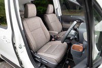 試乗車には無償オプションの「ファンツールパッケージ」が採用されており、内装色がカーキとなっていたほか、通常はブラックとなるBピラーがボディー同色で塗装されていた。