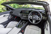 インテリアの基本デザインは、デビュー時から変更されていない。AI技術を活用し音声会話だけで車両の設定や操作、情報へのアクセスが可能となる「BMWインテリジェントパーソナルアシスタント」が標準で装備されている。