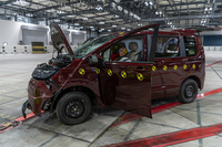 「フリード」の前面は見事なまでにつぶれているが、ドアはきちんと開いているし、ウインドスクリーンも割れていない。