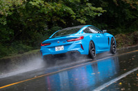 駆動システムには4輪のトルク配分を無段階で制御する4WDシステム「M xDrive」を採用。制御モードは3種類で、デフォルトの「4WD」モードでも、基本はあくまで後輪駆動だ。