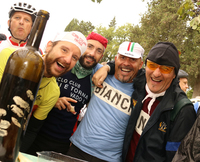 仲間たちと参加したフィアットのセールスマン、アンドレア(右から2番目)。