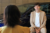 「実際に使ってみないとわからないことも多い。家電もガジェットもできるだけ自分で試してみたいんですよね」というサッシャさん。モータースポーツの実況の前には、ゲームソフトでVRのコースを走行するなどして臨んでいるという。