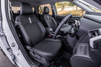 前席には、ヒーター機能を内蔵した「ファブリック×ソフトレザー調シート」が標準装備されている。