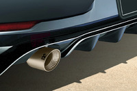 アクラポヴィッチ製のチタンエキゾーストシステムを採用。