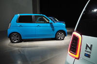 「スマホは毎日、クルマは週1回」という充電タイミングをキャッチフレーズとする「N-ONE e:」。細かい技術情報は未公開だが、eアクスルや電池は軽商用BEV「N-VAN e:」と共通と考えられる。