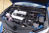 「レクサスUX」にはハイブリッド車(写真)と自然吸気のガソリンエンジン搭載車がラインナップされる。ともに、エンジンは新開発の2リッター直4ユニットが採用されている。