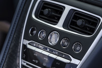 トランスミッションは8AT。セレクターボタンはセンターパネルに配置されている。トランスミッションはリアにトランスアクスル・マウントされており、前47:後ろ53という良好な重量配分を得ている。