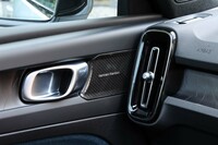 「XC40リチャージ」に標準で備わるHarman Kardonのサウンドシステムは、13個のスピーカーで構成される。写真は助手席側ドア内張りのスピーカー。