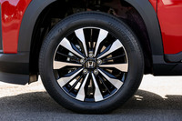 「Z」と「Z+」グレードには写真のベルリナブラック+切削加工の17インチホイールが採用される。今回の試乗車両には215/55R17サイズの「ブリヂストン・トランザT005A」タイヤが組み合わされていた。