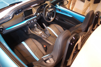 インテリアの基本的な造形は、ベースとなる「マツダ・ロードスター」と変わらない。オプションのレザーシート(写真)は、中央にストライプが入れられる。