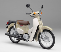 本当の意味での保存版は、素の「スーパーカブ50」なのかもしれない。現役の最新型ゆえ、クラシック&ノスタルジックなイメージがやや薄いかもしれないが。写真の車体色は「バージンベージュ」。