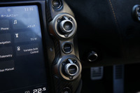 センターコンソールに備わる、走行モードのセレクター。上部のダイヤルはハンドリングに関する制御を、下部のダイヤルはパワートレインの制御をつかさどる。それぞれ個別に、コンフォート/スポーツ/トラックの3種類を選択できる。