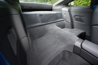 992型後期からリアシートが無償オプション扱いになり、2人乗りがスタンダードに。「911」のリアシートは荷物置きとしても有用なので、多少の重量増には目をつぶってでも装着したほうが賢明だ。