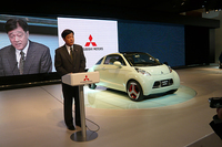スピーチをする三菱自動車工業の益子修社長と、「i MiEV SPORTS」。