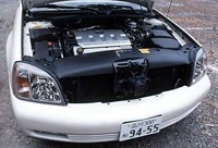 グリルの真ん中に着きだしている黒いのはナイトビジョンのレンズ。赤外線で前方の温度を認識し、それを画像化してドライバー前にヘッドアップ・ディスプレイする。ノーススター・エンジンは4.6リッターV8DOHCで205psと40.7kgmを発生する。