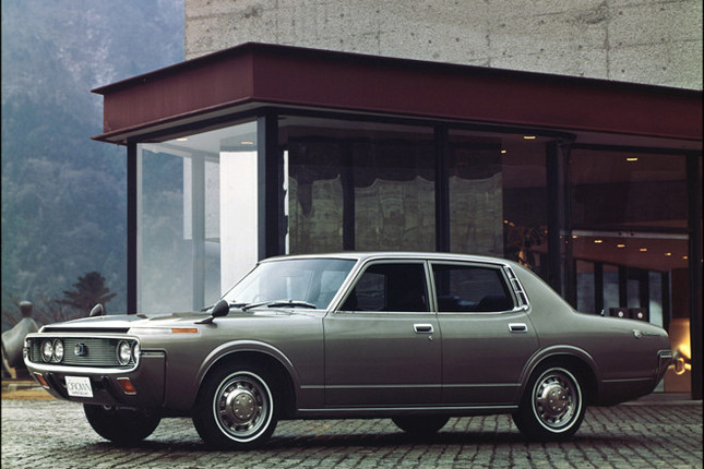 スピンドルシェイプのMS60型「トヨタ・クラウン」(1971年)。5ナンバーサイズとは思えぬ伸びやかさは、デザインの妙である。トヨタは、ビルトイン式のバンパーを初代「セリカ」にも採用した。